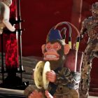 Warzone: De volta ao básico com “Blackout 2”, entusiasmo e debates. A toy monkey with dynamite attached is surrounded by zombies in Call of Duty: Warzone's Black Ops Royale mode