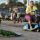 GTA 6: Entusiastas rastreiam os animais do trailer, uma obsessão fascinante. An iguana crossing a street near a woman on a scooter