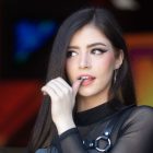 Chrissy Costanza: Apresentação ao vivo de hinos de League Of Legends, um momento épico para os fãs. Chrissy Costanza performs ‘League Of Legends’ anthems live