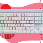 Logitech Genshin Impact TKL: surpreendentes 56% de desconto na Amazon! Logitech G515 TKL on a pink deals background