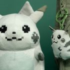 Pikachu 1996: Um novo pelúcia nostálgico está na moda no Centro Pokémon! Pikachu 1996 Style Plush Now Available At The Pokémon Center