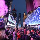 Pokémon Go: Jogadores privilegiados vendem seu Mewtwo por milhares, chocando a comunidade. Pokémon Go Fans React in Disgust as Players Hand-Picked to Attend Exclusive Times Square Event Sell Their Prized Mewtwo for Thousands of Dollars, Breaking the Game's Rules